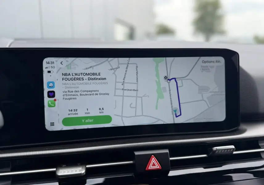 Écran tactile 12,3'' affichant la navigation GPS dans l'habitacle du Kia Sportage gris lunaire 2026.
