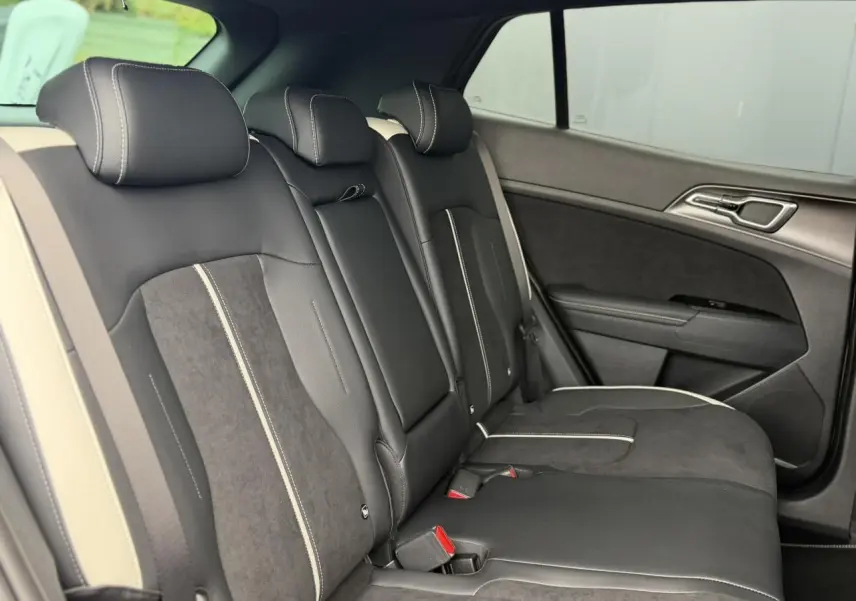 Vue latérale intérieure des sièges arrière bi-ton noir et gris du KIA Sportage 2026 finition GT-line.