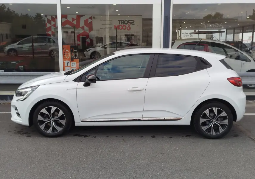 Profil côté gauche d'une Renault Clio 1.0 SCe 65ch Evolution blanche Glacier avec jantes alliage et vitres teintées.