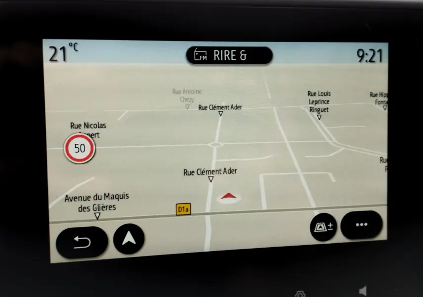 Écran de navigation GPS de Renault Clio 2023 montrant une carte avec indication de vitesse à 50 km/h.