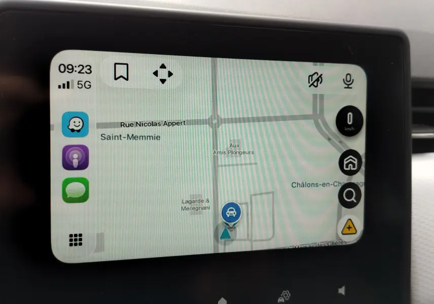 Écran tactile du système de navigation de la Renault Clio 2023, affichant une carte avec position et options de contrôle.