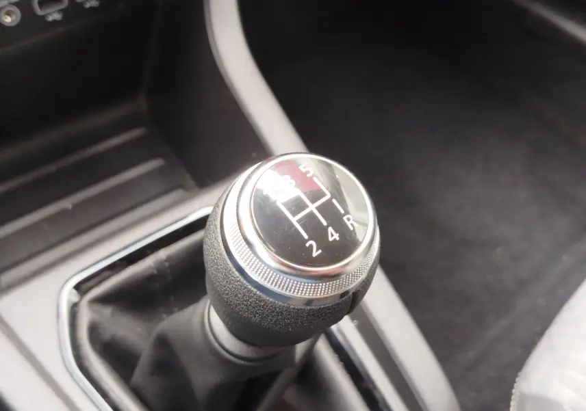 Gros plan sur le levier de vitesses manuel noir et chrome de la Renault Clio 1.0 SCe 65ch Evolution 2023.