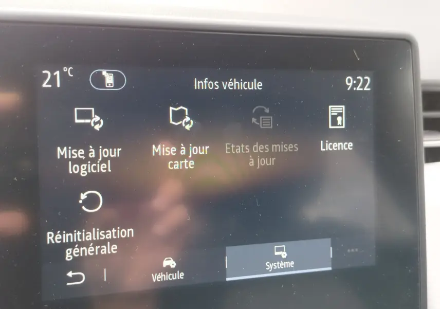 Écran tactile intérieur de la Renault Clio 2023 montrant le menu des mises à jour logiciel et carte.
