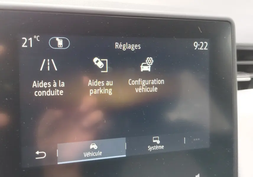 Écran tactile intérieur de la Renault Clio 2023 montrant les réglages d’aides à la conduite et au parking.