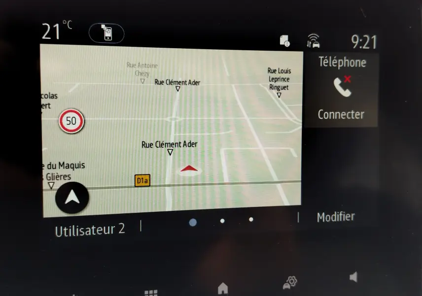 Écran tactile du système de navigation et multimédia de la Renault Clio 2023, affichant une carte et options téléphone.