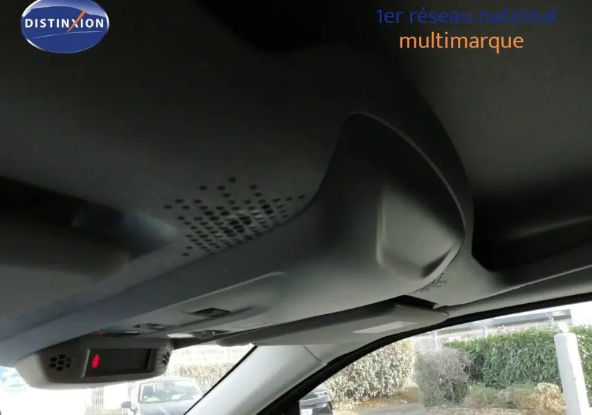 Vue intérieure du toit et pare-soleil côté conducteur du Citroën Berlingo XL blanc Icy 2026, avec rétroviseur visible.