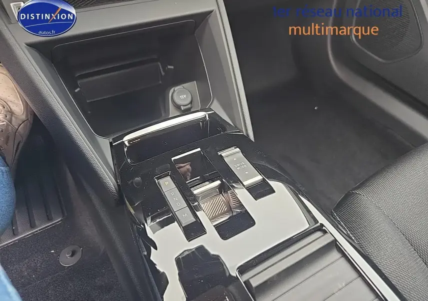 Console centrale brillante avec levier de vitesses automatique et bouton Drive Mode dans une Citroën C4 Bleu Eclipse 2025.