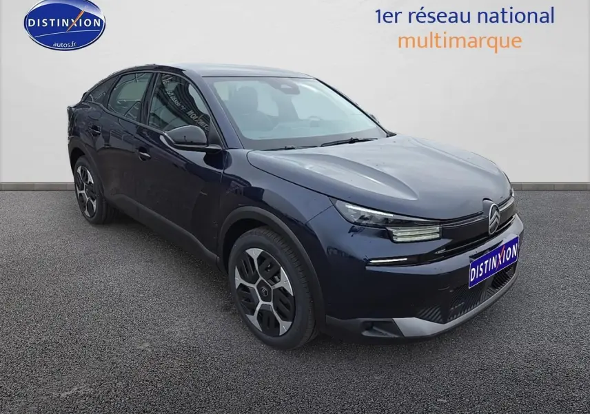 Citroën C4 1.2 hybride 136 plus bleu eclipse vue 3/4 avant avec jantes distinctives et calandre noire.