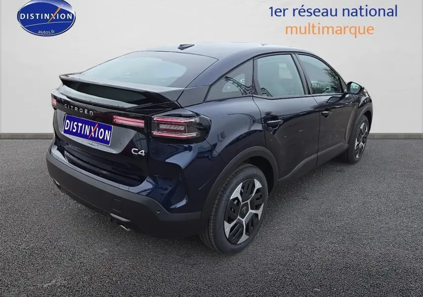 Vue 3/4 arrière droite d'une Citroën C4 bleu éclipse avec feux LED et jantes 18 pouces Aerotech.