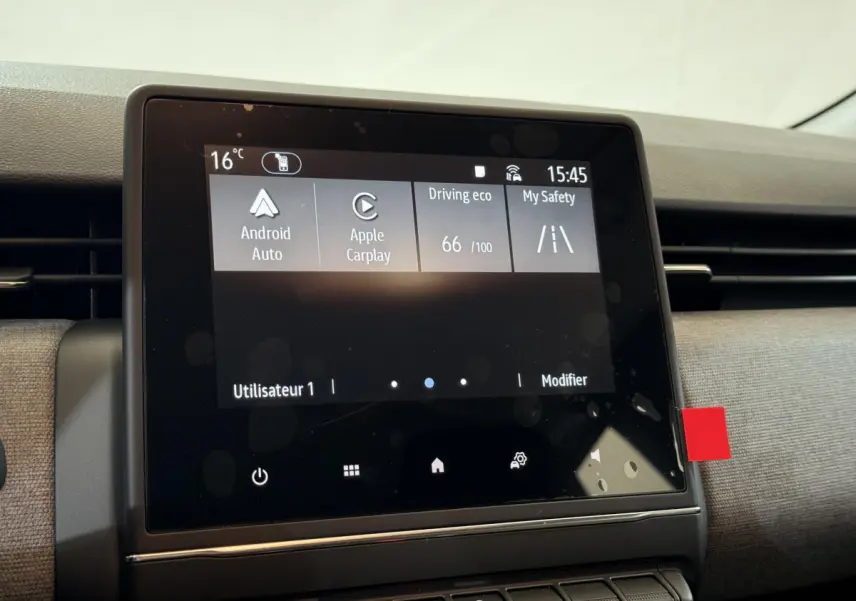 Écran tactile central de 17,8 cm de la Renault Clio 2025 affichant Android Auto et Apple CarPlay.