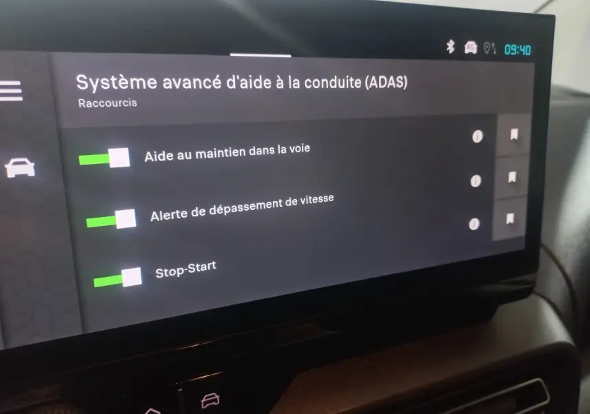 Écran tactile intérieur du Citroën Berlingo XL blanc 2025 affichant les aides à la conduite ADAS.