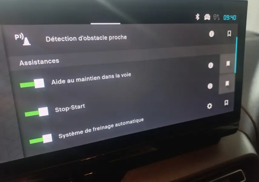 Écran tactile intérieur du Citroën Berlingo XL blanc montrant les assistances à la conduite activées.