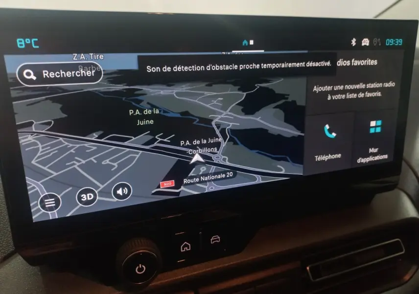 Écran tactile de navigation du Citroën Berlingo XL 2025 affichant une carte en mode 3D avec interface moderne.