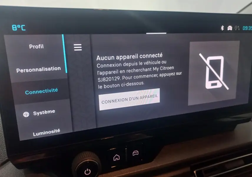 Écran tactile central du tableau de bord du Citroën Berlingo XL blanc, affichant le menu connectivité sans appareil connecté.