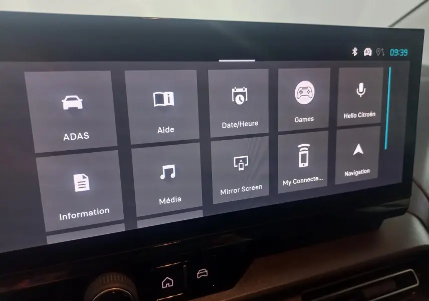 Écran tactile central du tableau de bord du Citroën Berlingo XL 2025 affichant les options multimédia et assistance.