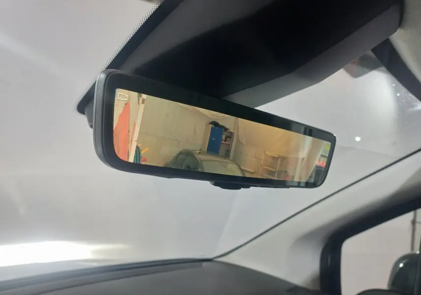 Rétroviseur intérieur numérique du Citroën Berlingo XL blanc, vue rapprochée côté conducteur avec affichage caméra.