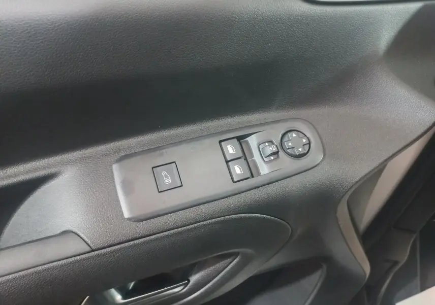 Gros plan sur les commandes de lève-vitres et rétroviseurs côté conducteur du Citroën Berlingo XL blanc 2025.