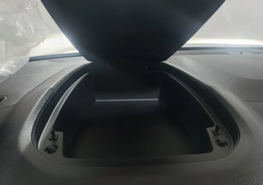 Gros plan intérieur sur le rangement ouvert du tableau de bord du Citroën Berlingo XL blanc 2025.