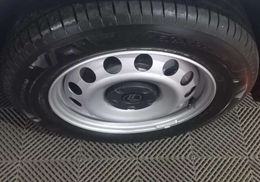 Gros plan sur la roue acier argentée avec logo Citroën au centre du Citroën Berlingo blanc 2025.