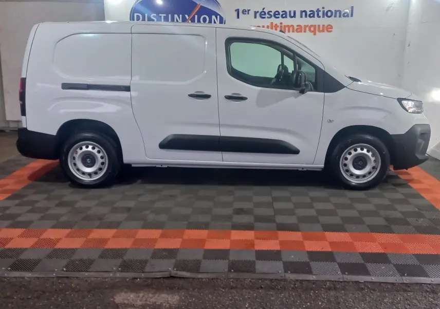 Vue latérale droite d'un utilitaire Citroën Berlingo XL blanc avec portes coulissantes et jantes acier.