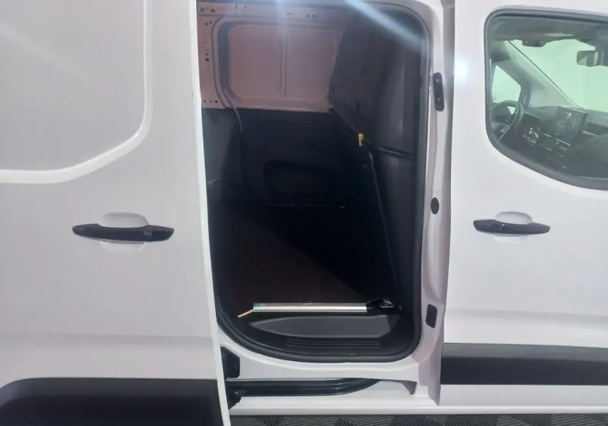 Vue latérale gauche du Citroën Berlingo XL blanc avec porte coulissante ouverte montrant l’espace de chargement vide.