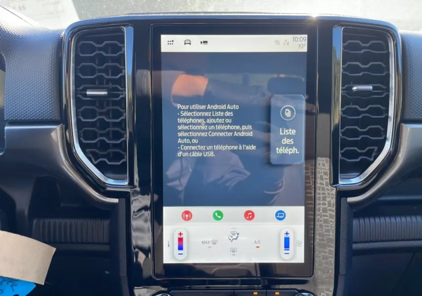 Vue rapprochée de l’écran tactile central du Ford Ranger 2025, avec commandes climatisation et Android Auto affiché.