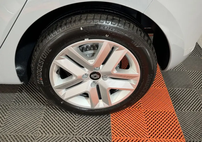 Gros plan sur la roue avant droite de la Renault Clio gris clair, avec jante alliage et pneu Bridgestone.