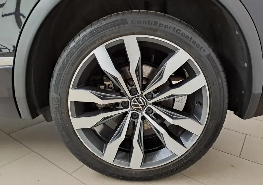 Gros plan sur la jante alliage 20'' Suzuka bicolore du Volkswagen Tiguan noir intense nacré, côté roue avant droite.