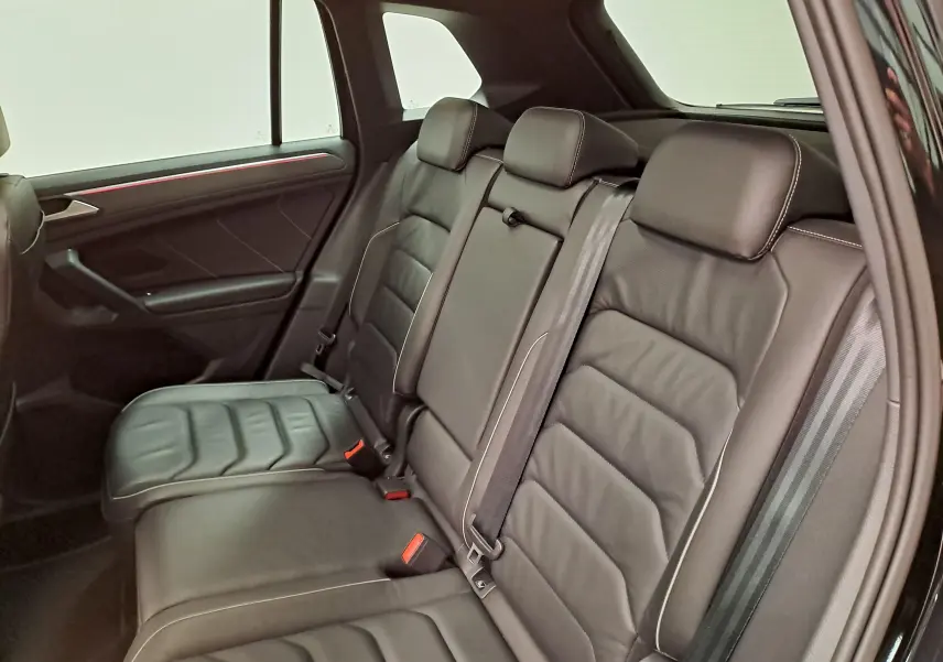 Vue intérieure côté droit des sièges arrière en cuir noir du Volkswagen Tiguan 1.4 eHybrid 2023 avec finitions R-Line.