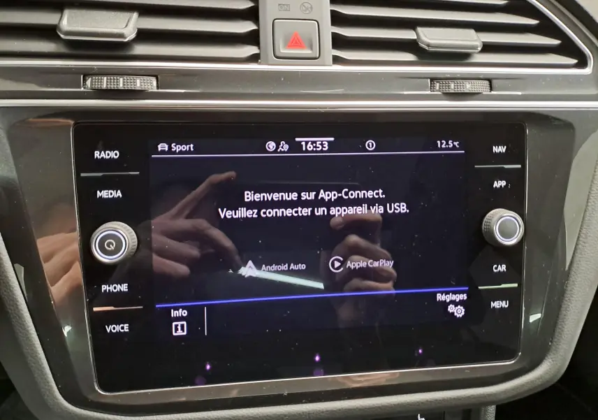Écran tactile central du Volkswagen Tiguan 2023 affichant l'interface App-Connect avec options Android Auto et Apple CarPlay.