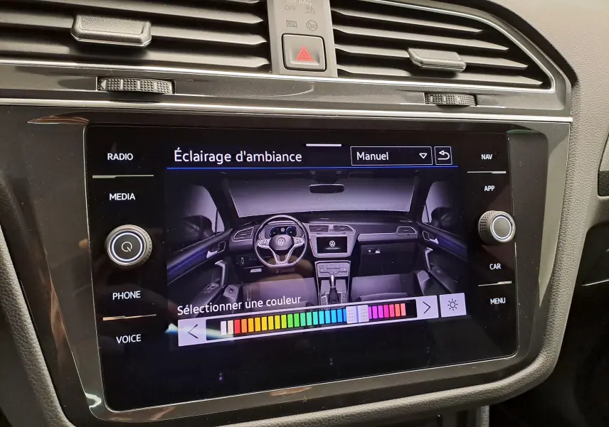 Écran tactile central du Volkswagen Tiguan 2023 affichant le réglage manuel de l'éclairage d'ambiance intérieure.