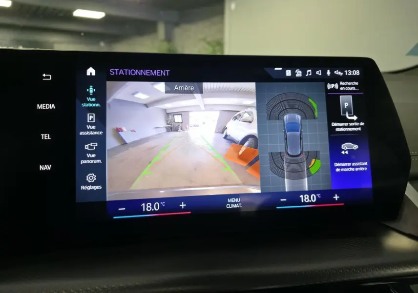 Vue arrière sur l'écran de la BMW Série 2 Active Tourer gris, avec caméra de recul et assistance au stationnement.