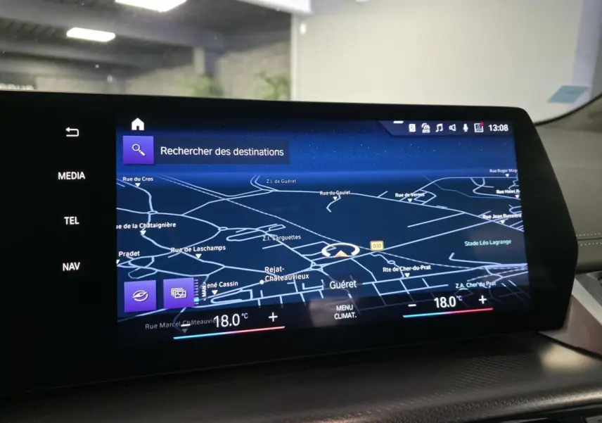 Écran tactile incurvé du système de navigation BMW Live Cockpit dans l’habitacle de la Série 2 Active Tourer 218i gris.