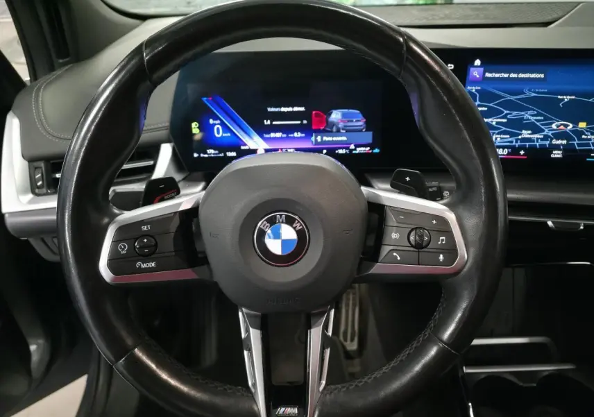 Volant cuir M de BMW Série 2 218i Active Tourer 2023 vu de face avec combiné numérique et écran tactile incurvé.