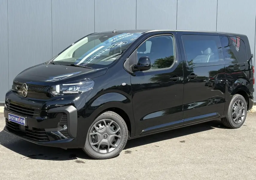Vue 3/4 avant droit du Citroën Jumpy noir Perla avec jantes tôle noires et porte latérale coulissante.