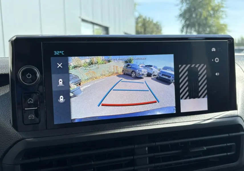 Écran tactile intérieur montrant la caméra de recul avec vue arrière du Citroën Jumpy noir Perla.