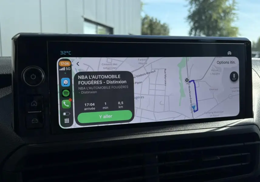Écran tactile 10'' HD du Citroën Jumpy noir Perla affichant la navigation avec itinéraire et options connectées.