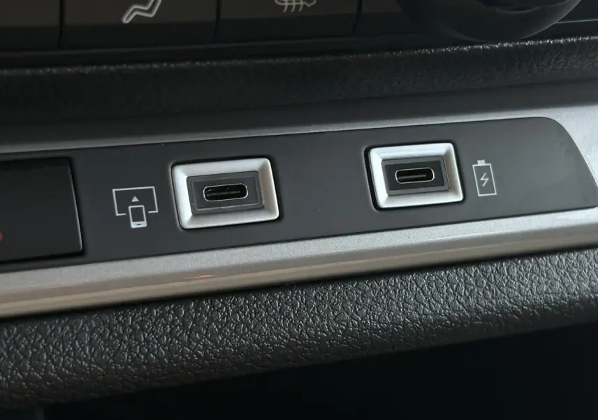 Gros plan sur deux ports USB-C argentés intégrés dans la console noire du Citroën Jumpy Pack Look 2026.