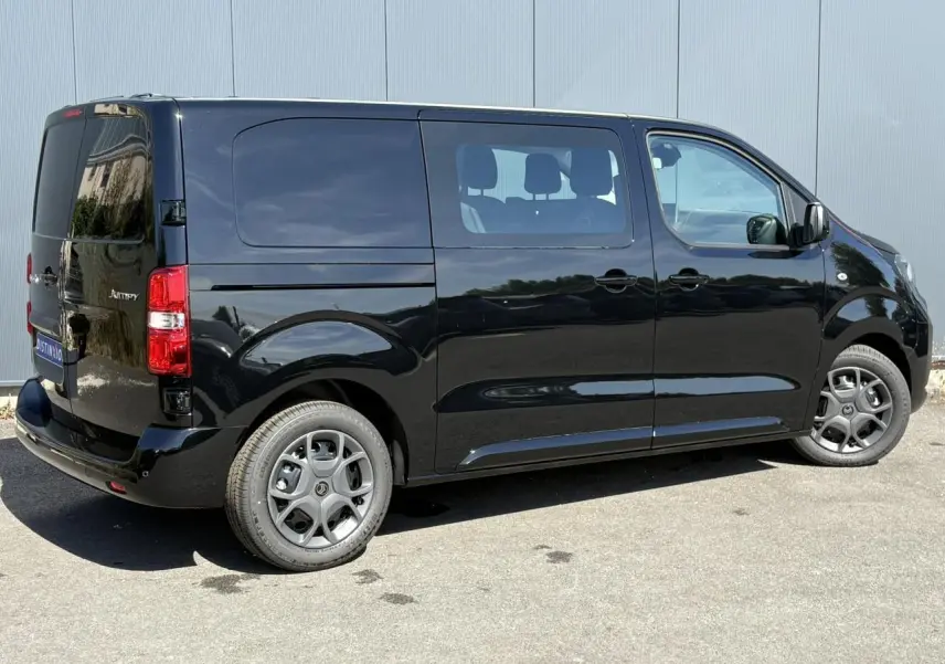 Vue latérale droite d'un Citroën Jumpy noir Perla avec Pack Look, portes coulissantes et jantes tôles 17'' noires.