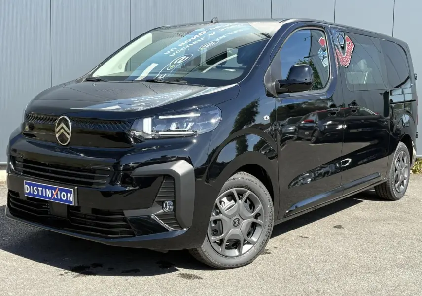 Vue 3/4 avant droite du Citroën Jumpy noir Perla avec jantes noires et détails du Pack Look extérieur.