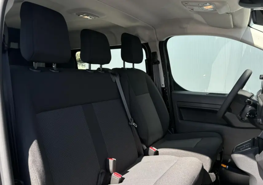 Vue intérieure côté conducteur du Citroën Jumpy 2026 noir Perla, montrant la banquette 2 places et le siège conducteur individuel.