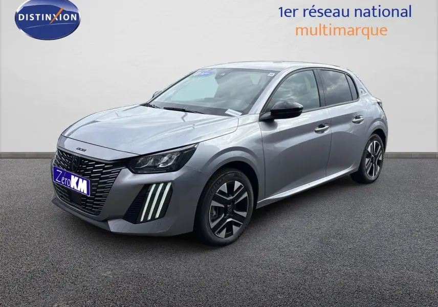 Peugeot 208 électrique gris Artense métal vue 3/4 avant droit, avec feux LED verticaux distinctifs et jantes stylisées.