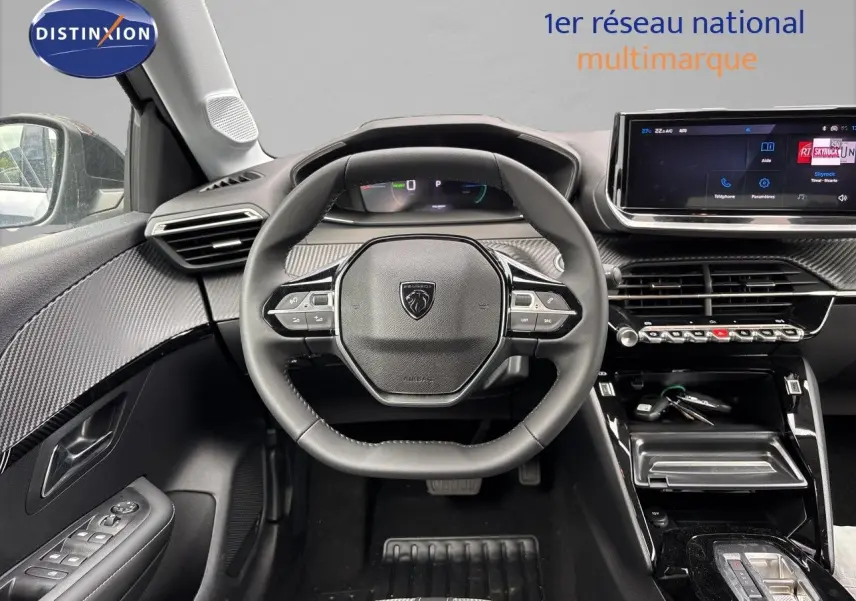 Vue intérieure centrée sur le volant et le tableau de bord de la Peugeot 208 électrique 2026 en finition Allure.
