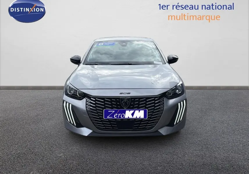 Vue avant d'une Peugeot 208 électrique gris Artense métal avec feux LED distinctifs allumés sur un fond neutre.