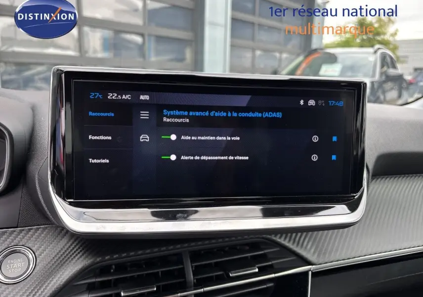 Écran tactile central affichant les aides à la conduite dans l’habitacle d’une Peugeot 208 électrique 2026.