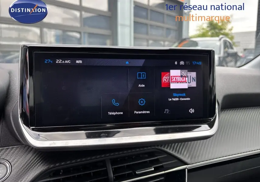 Écran tactile central du tableau de bord de la Peugeot 208 électrique 2026, avec interface multimédia affichée.