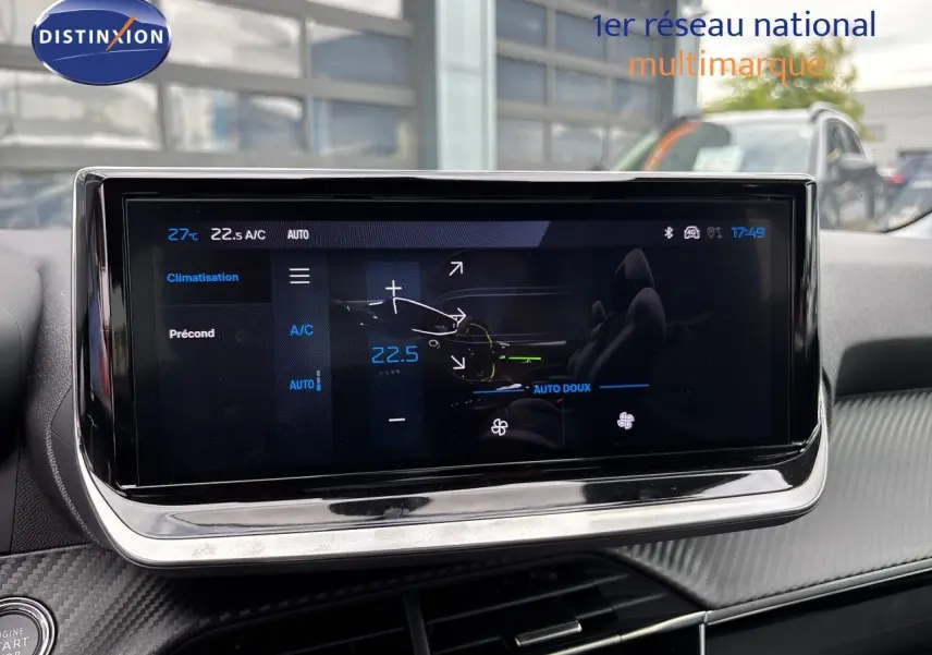 Vue intérieure centrée sur l'écran tactile de climatisation de la Peugeot 208 électrique gris Artense métal.