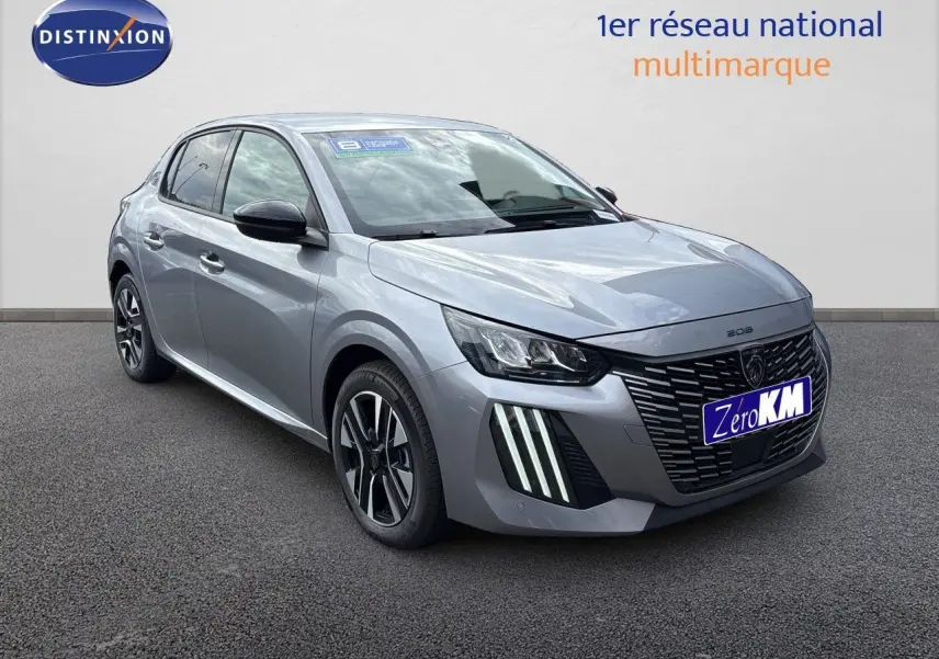 Peugeot 208 électrique gris Artense métal en 3/4 avant, mettant en valeur ses phares LED et sa calandre distinctive.