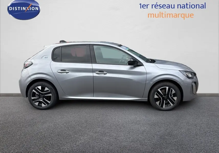 Profil côté gauche d'une Peugeot 208 électrique 136ch gris Artense métal avec jantes alliage noires et grises.