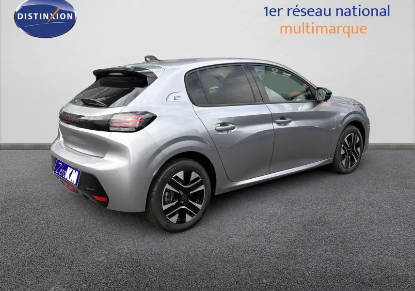 Peugeot 208 électrique gris Artense métal vue 3/4 arrière droit avec jantes noires et toit noir contrasté.